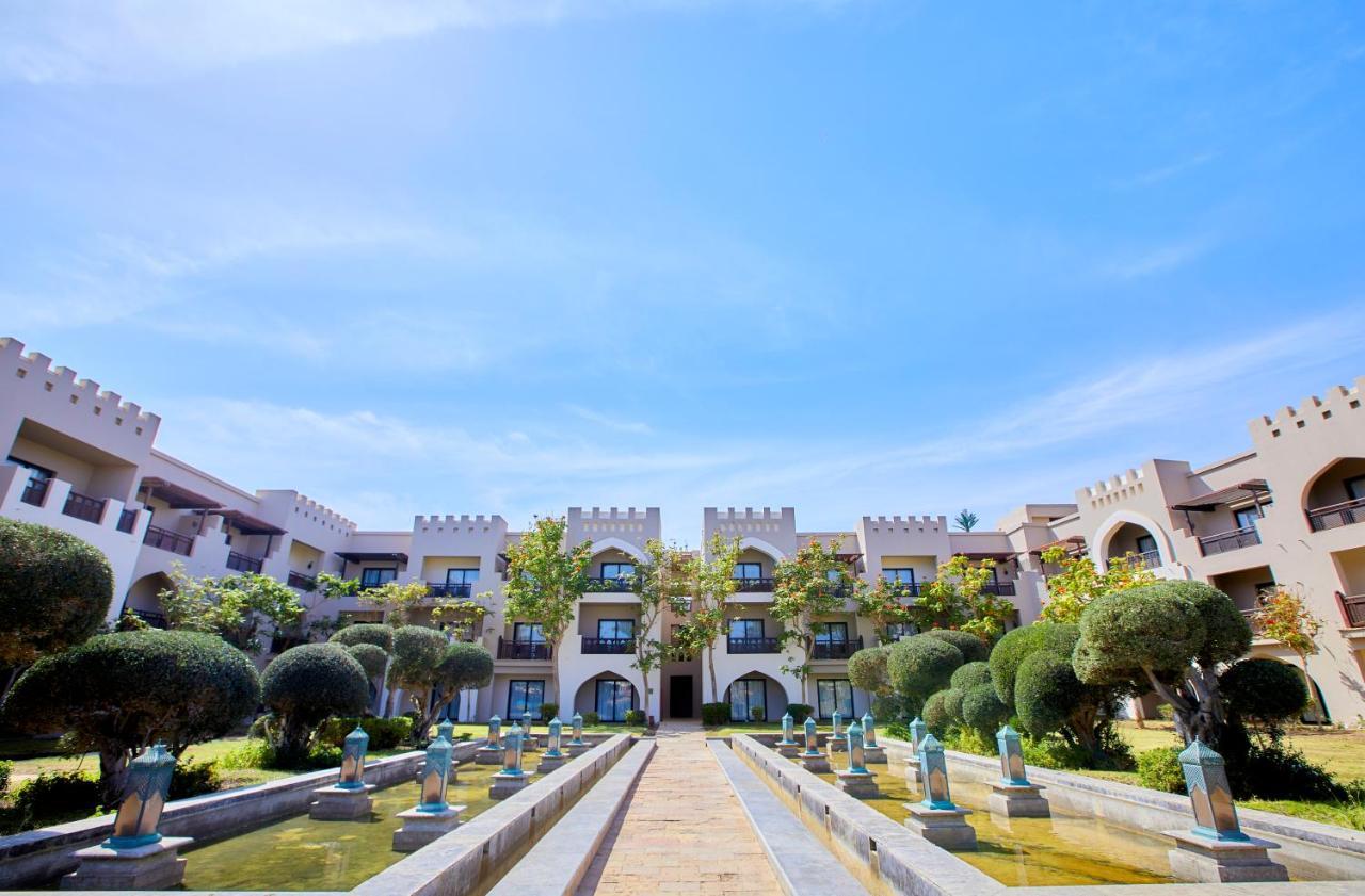 Pickalbatros Sands Port Ghalib Exterior foto The resort's main entrance