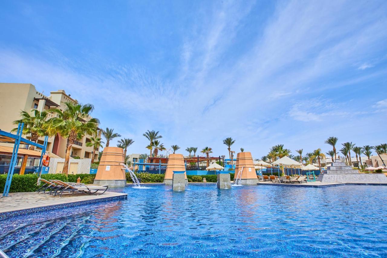 Pickalbatros Sands Port Ghalib Exterior foto The swimming pool at the Hilton Sharm El Sheikh