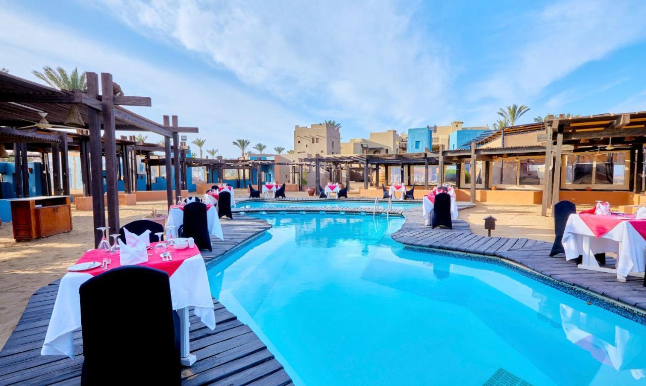 Pickalbatros Sands Port Ghalib Exterior foto The swimming pool at the hotel