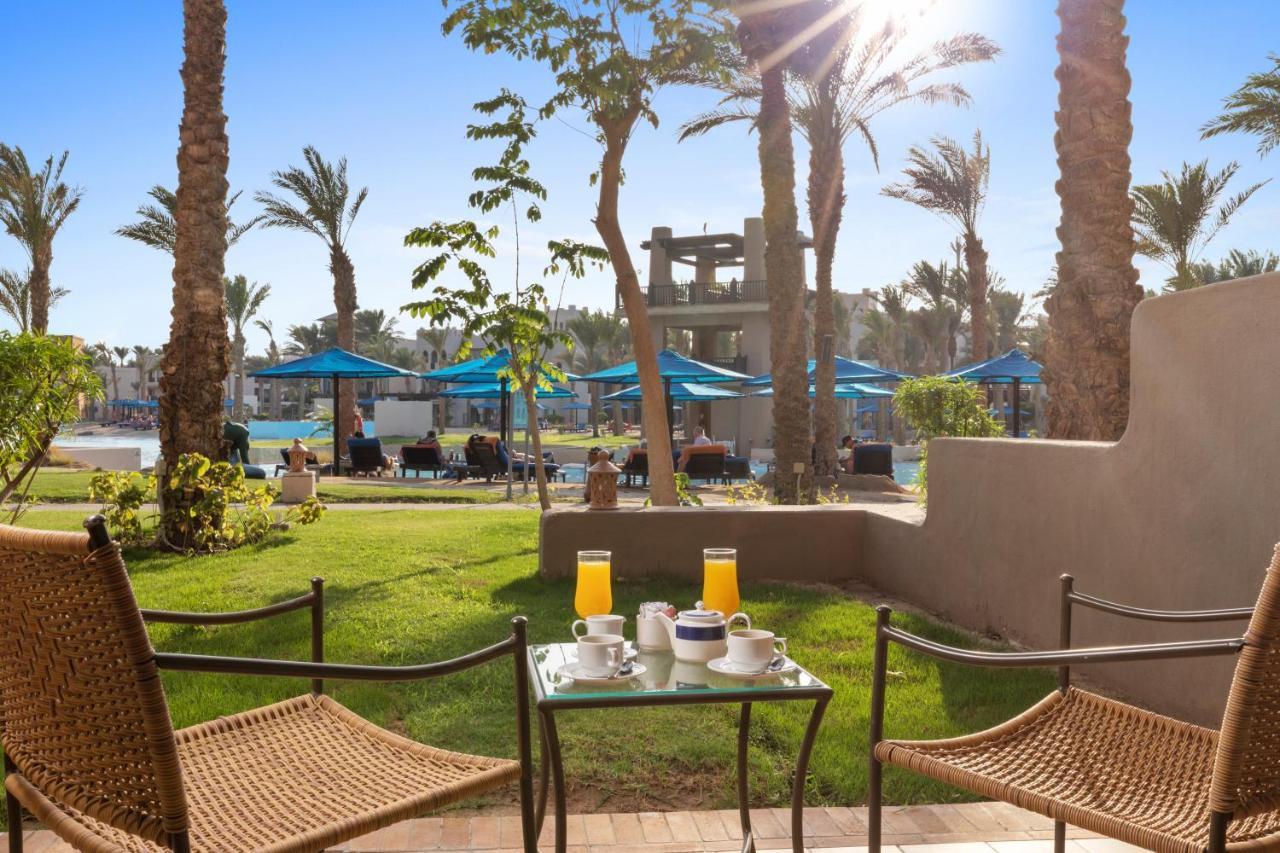 Pickalbatros Sands Port Ghalib Exterior foto The swimming pool at the Hilton Sharm El Sheikh