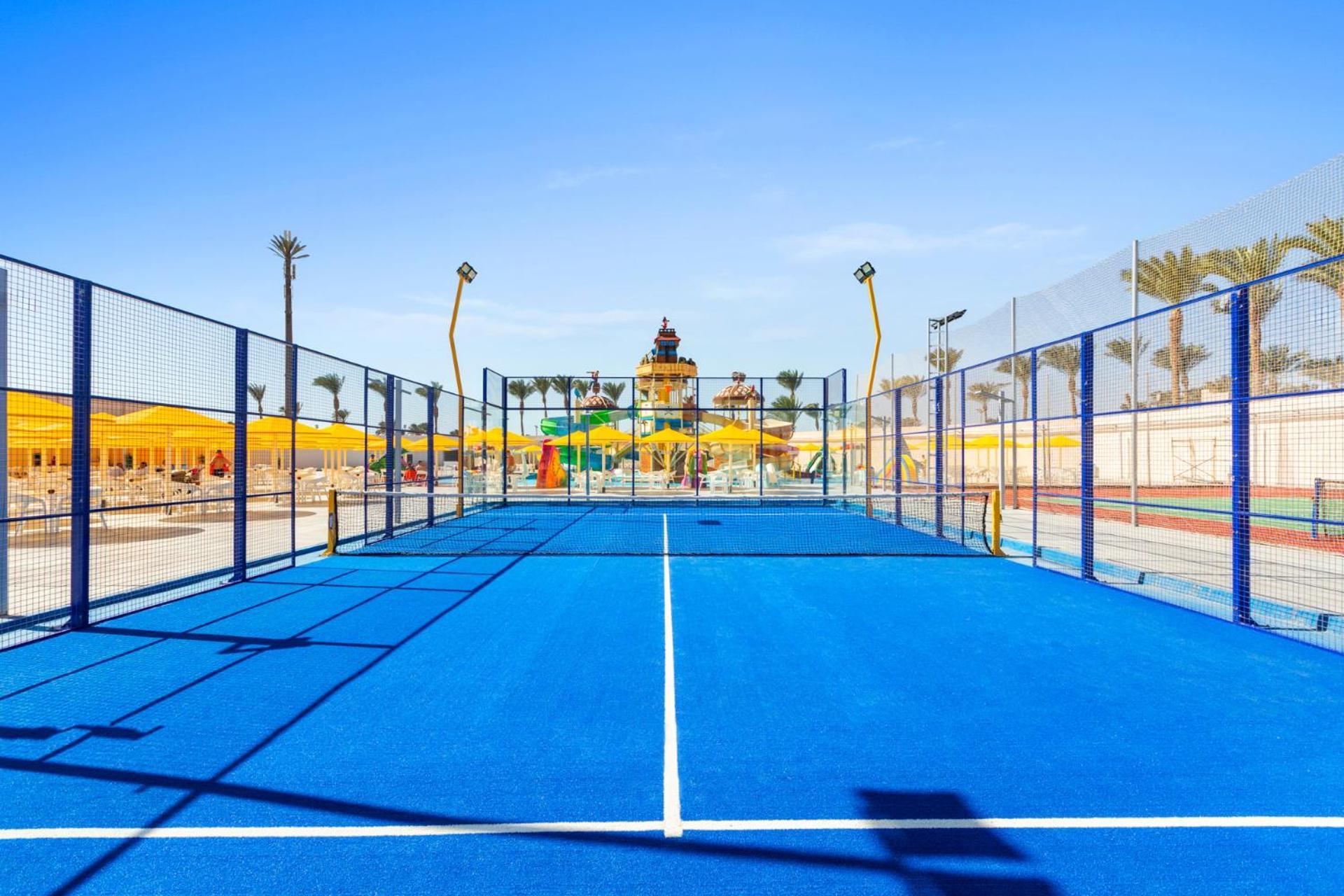 Pickalbatros Sands Port Ghalib Exterior foto A paddle tennis court