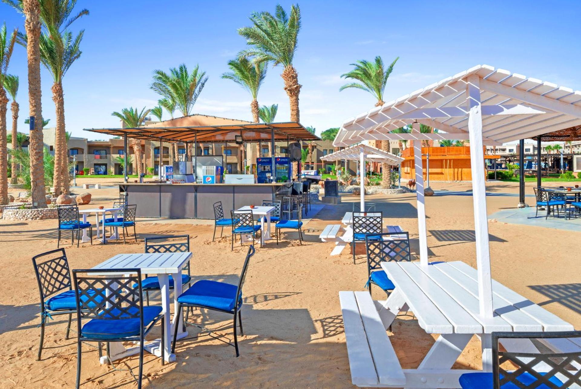 Pickalbatros Sands Port Ghalib Exterior foto Beach bar at a resort in Egypt